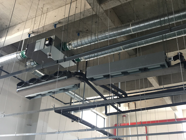 臥式暗裝風機盤管安裝現(xiàn)場 